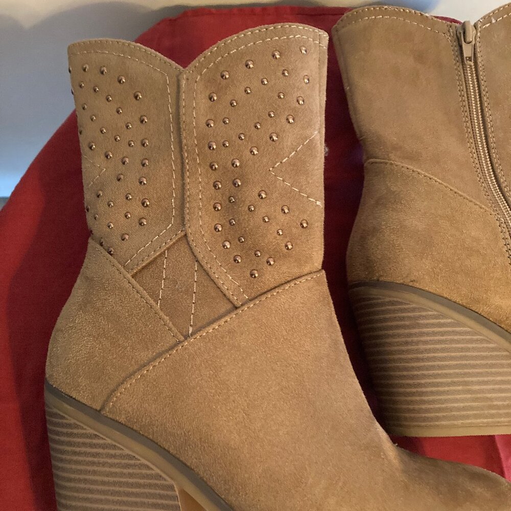 Boots - Picture 3 of 4